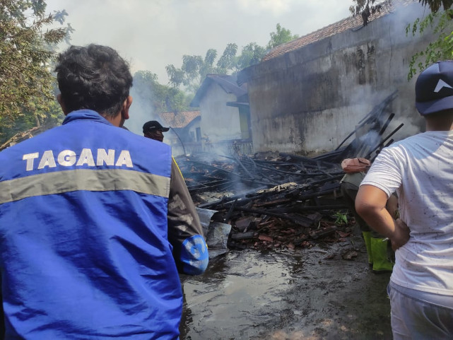 Rumah Milik Nenek 60 Tahun Ludes Terbakar, Api Merembet ke Gedung Sekolah