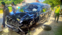 Kecelakaan Mobil Tunggal di Karangkates Empat Penumpang Luka