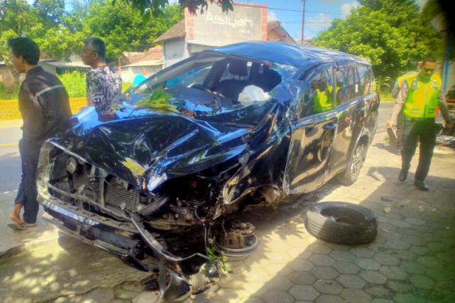 Kecelakaan Mobil Tunggal di Karangkates Empat Penumpang Luka