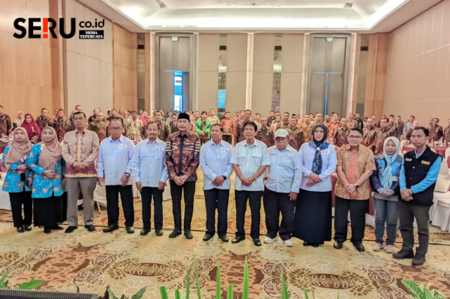 Wali Kota Malang bersama ratusan pendonor darah yang menerima penghargaan sebagai pahlawan kemanusiaan. (bas)