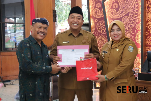 Penyerahan petikan keputusan Bupati Situbondo itu berlangsung di Pendapa Kabupaten Situbondo. (Seru.co.id/aza)