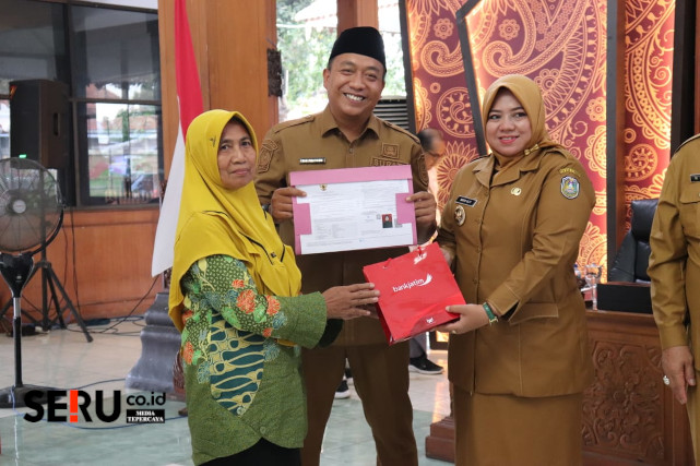 Bupati Situbondo Serahkan SK Pensiun dan Kenaikan Pangkat 