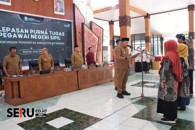 Bupati Situbondo Serahkan SK Pensiun dan Kenaikan Pangkat