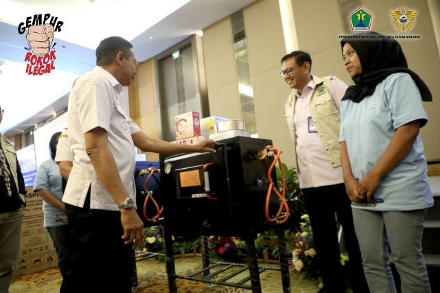 Pemkot Malang menyerahkan bantuan alat kepada pekerja IHT. (Kominfo for SERU.co.id)