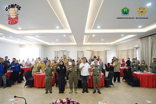 Foto bersama berbagai unsur dalam upaya Gempur Rokok Ilegal. (kom)