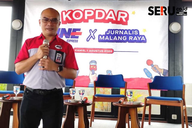 Kepala Cabang Utama JNE Malang, Windhu Abiworo. (rhd)