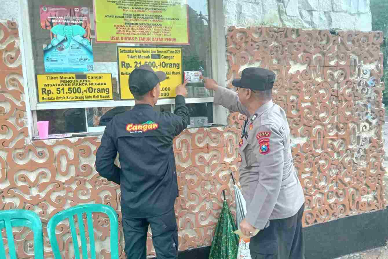 Polres Batu Aksi Pasang Stiker Call Center 110 Di Lokasi Strategis Demi Pelayanan Cepat