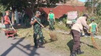 Babinsa Arjosari Karya Bakti Bersama Warga Perumahan Taman Raden Intan Bersihkan Lingkungan