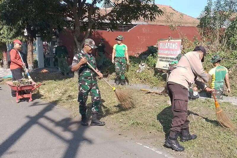 Babinsa Arjosari Karya Bakti Bersama Warga Perumahan Taman Raden Intan Bersihkan Lingkungan