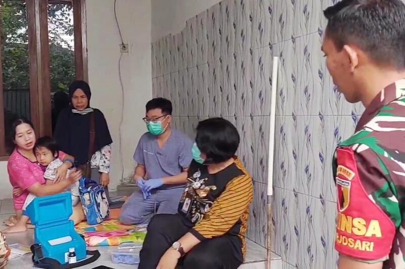 Babinsa Arjosari Dampingi Nakes, Pastikan Balita dapat Perlindungan dari Penyakit