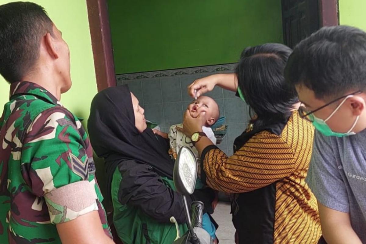 Babinsa Blimbing Dampingi Imunisasi Balita Arjosari