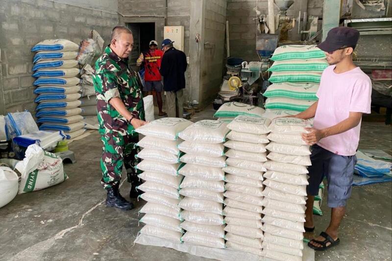 Babinsa Blimbing Monitoring Penggilingan Padi Jaga Kestabilan Harga Gabah