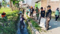 Babinsa Gadang Bersama Warga Kerja Bakti Gerakan Angkat Sampah Sedimen