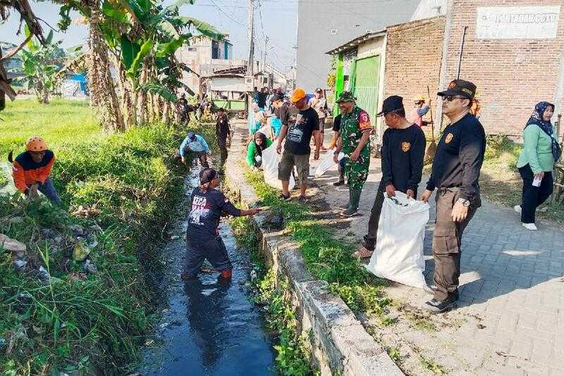 Babinsa Gadang Bersama Warga Kerja Bakti Gerakan Angkat Sampah Sedimen