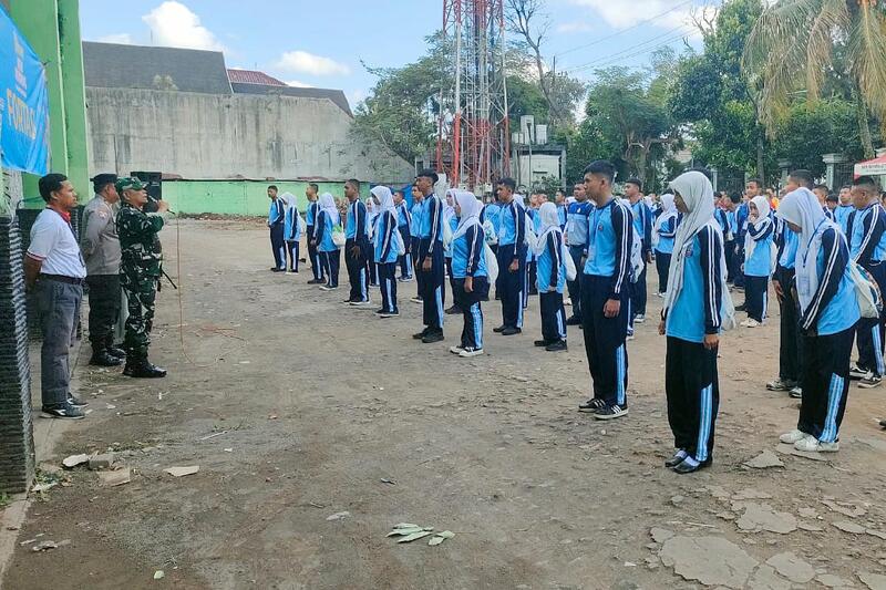Babinsa Gadingkasri Pembekalan Wasbang dan PBB Siswa Baru SMK Muhammadiyah 1