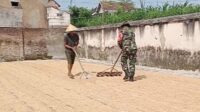 Babinsa Kedungkandang Bantu Petani Sawojajar Keringkan Gabah