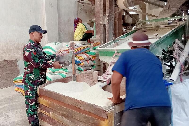 Babinsa Kedungkandang Pantau Lokasi Penggilingan Padi UD Sri Agung Kotalama