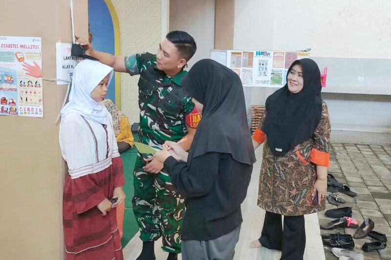 Babinsa Klojen Dampingi Posyandu Remaja Bareng