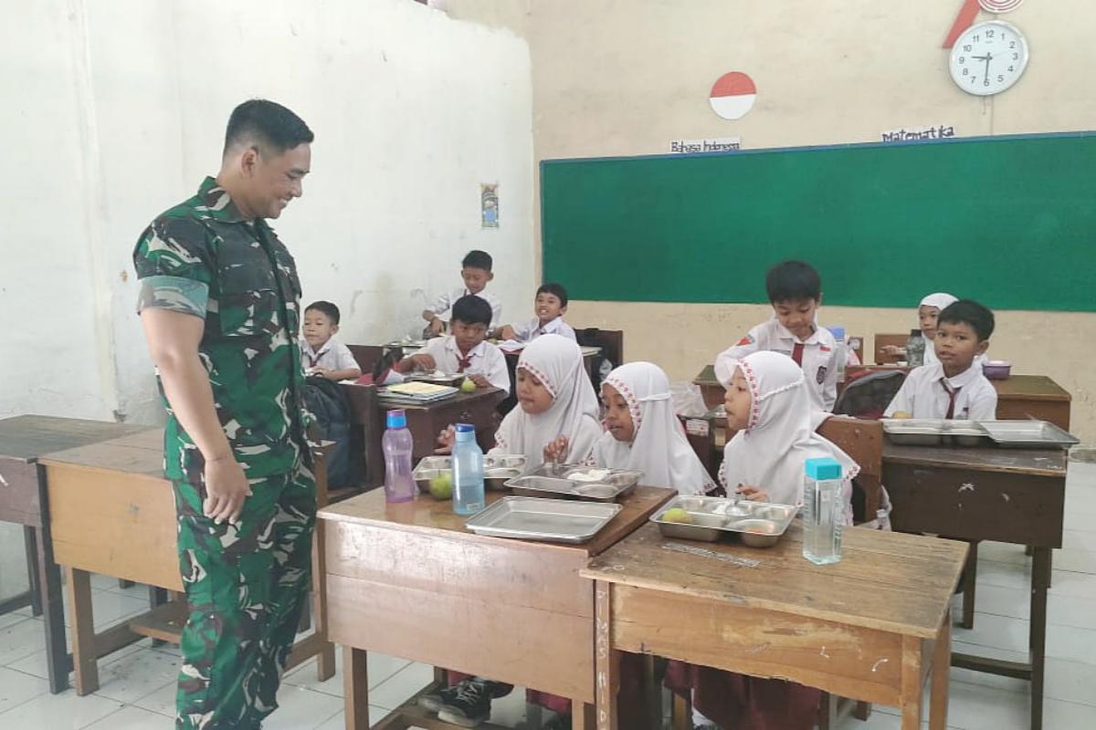 Babinsa Klojen Dampingi Pelaksanaan Makan Bergizi Gratis di TK Kartika dan SDN Bareng 1