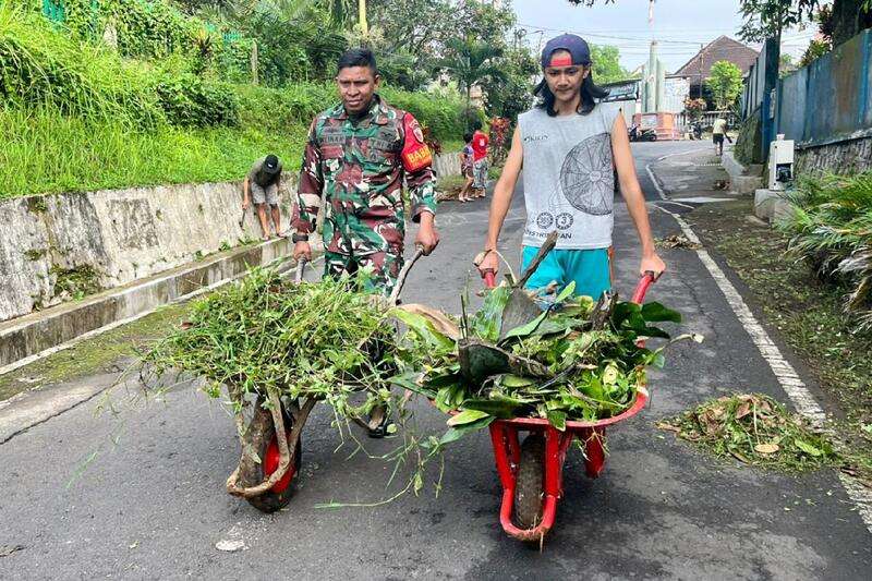 Babinsa Koramil Sukun Dampingi Warga Karangbesuki Kerja Bakti
