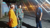 Babinsa Lowokwaru Bangun Kedekatan Warga Tunggulwulung saat Patroli Malam