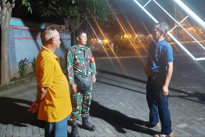 Babinsa Lowokwaru Bangun Kedekatan Warga Tunggulwulung saat Patroli Malam