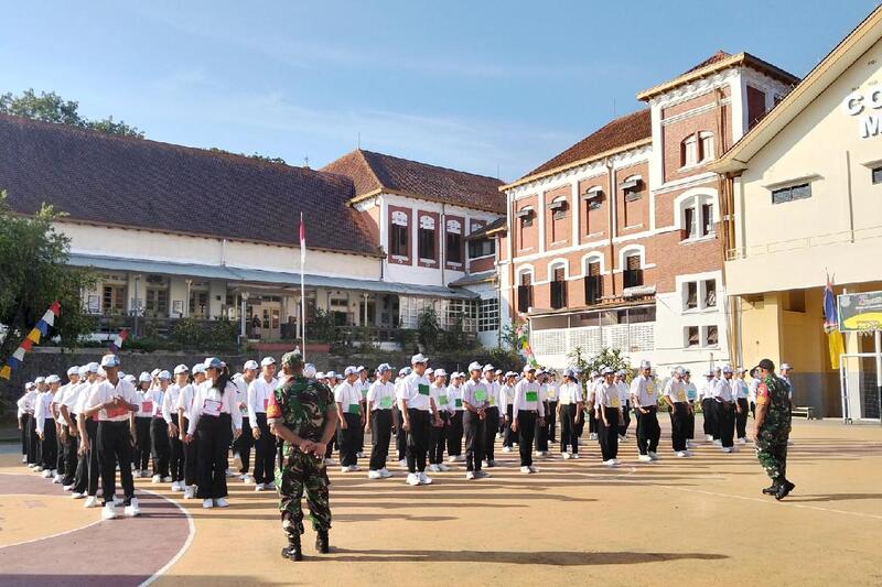 Babinsa Samaan Latih Disiplin dan Wasbang Siswa SMAS Katolik Cor Jesu