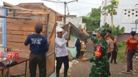 Babinsa Sukun dan Gerakan Pramuka Kwartir Kota Malang Karya Bakti Perbaikan Rumah