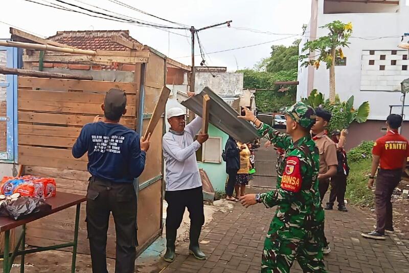 Babinsa Sukun dan Gerakan Pramuka Kwartir Kota Malang Karya Bakti Perbaikan Rumah