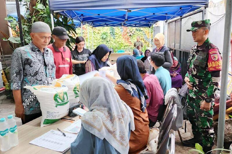 Babinsa Sukun Monitoring Penyaluran Bantuan Pangan Nasional Tepat Sasaran