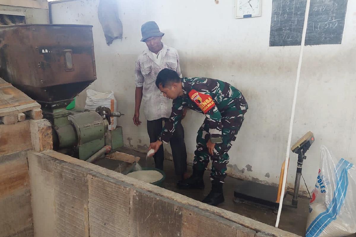 Babinsa Tunggulwulung Monitoring Proses Penggilingan Padi UD. Sumber Rejeki