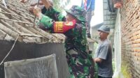 Babinsa dan Warga Buring Gotong Royong Perbaiki Rumah