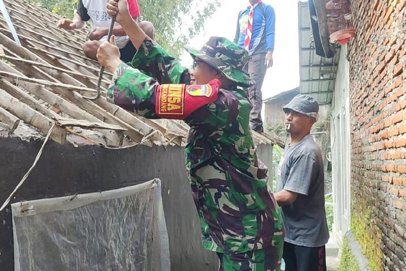 Babinsa dan Warga Buring Gotong Royong Perbaiki Rumah