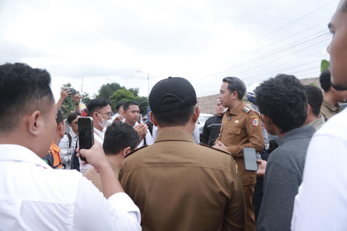 Bupati Jember Lakukan Pengaspalan Sementara di Perlintasan KA Pecoro