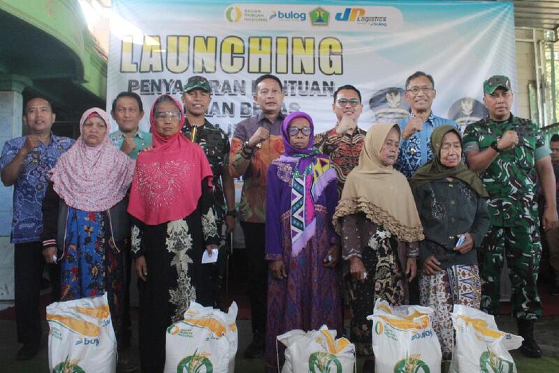 Dandim 0833 Dampingi Wali Kota Malang Salurkan Bantuan Pangan