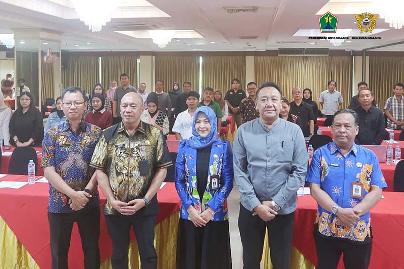 Foto bersama Kepala Diskopindag, Bea Cukai dan peserta Bimtek SIINas. (ist) Diskopindag Gelar Bimtek SIINas bagi Pelaku IHT, Wujud Pemanfaatan DBHCHT Tepat Sasaran