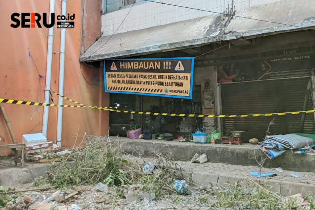 Kondisi samping Pasar Besar Malang pasca runtuhnya tembok pembatas. (bas)