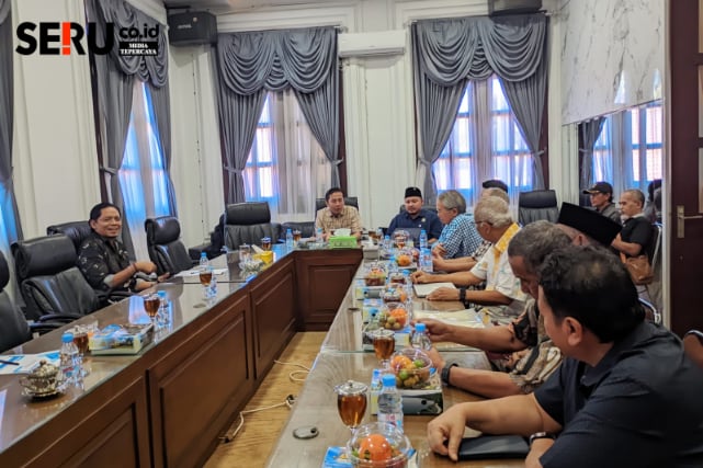 Komisi C DPRD Kota Malang menggelar audiensi bersama warga terkait penolakan jalan tembus Griyashanta. (bas)
