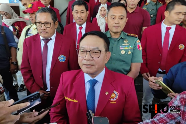 Jenderal TNI (Purn) Dudung Abdurachman menjawab pertanyaan awak media. (rhd)