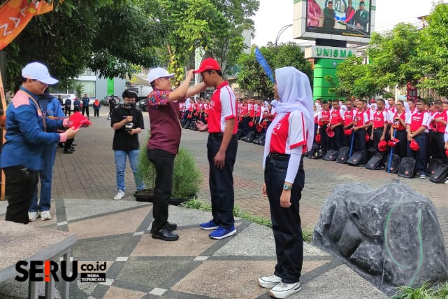 Kepala Disdikbud memakaikan topi merah SMK PGRI 3, simbolis dimulainya KCS 38 Skariga 2025. (rhd)