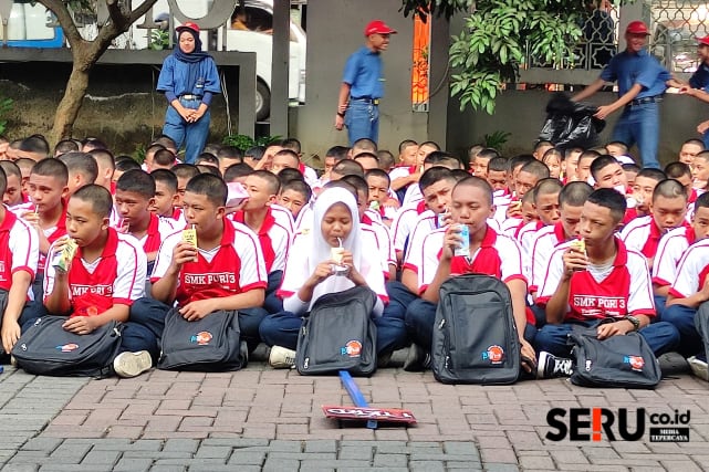 Para calon siswa SMK PGRI 3 minum susu bersama. (rhd)