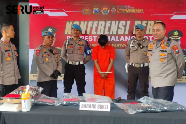Pelaku FR, tertunduk dengan beberapa barang bukti. (rhd)
