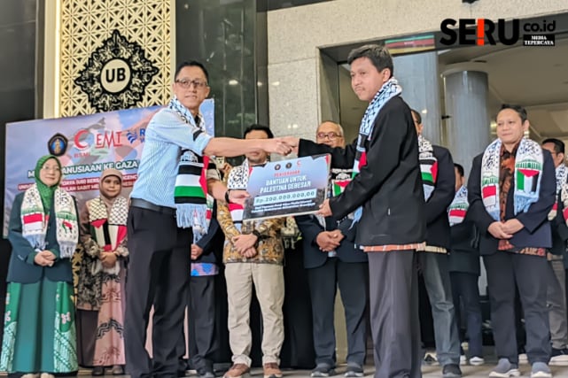 Penyerahan bantuan donasi terkait misi kemanusiaan UB melalui BSMI dan Rahmah World Wide. (bas)