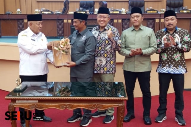 Penyerahan P-APBD secara simbolis. (wul)