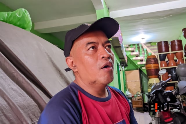 Pemilik UD Ilham Gerabah, Achmad Hasyim menjelaskan, ada banyak jenis gerabah yang diproduksinya. (bas)
