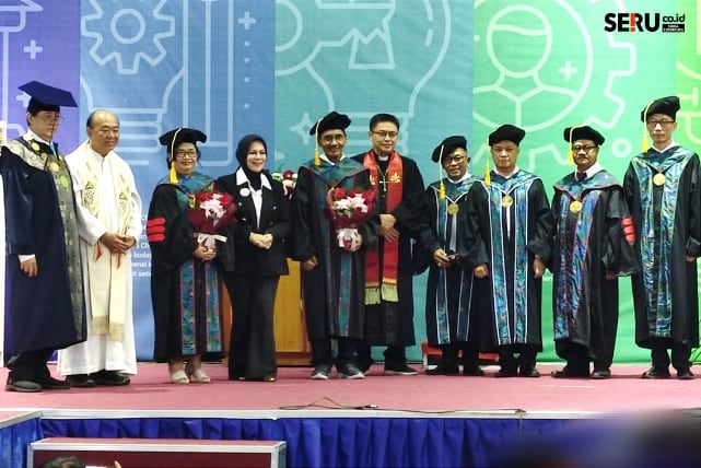 Foto bersama Rektor, Senat, Ketua Yayasan, Ketua LLDIKTI, pemuka agama beserta dua guru besar Prof Pieter Sahertian dan Prof Anna Triwijayati. (rhd)