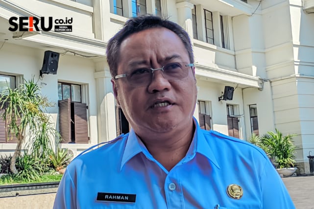 Kepala DLH Kota Malang menjelaskan upaya maintenance akuarium Taman Adipura. (bas)