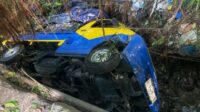 Dua Mobil Kecelakaan, Satu Pick-up Muatan Elektronika Jatuh ke Parit Jembatan Sulfat