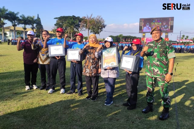 Gubernur Khofifah bersama Kompi Terbaik serta Kadisdik Provinsi Jawa Timur dan Komandan Pusdik Arhanud. (rhd)
