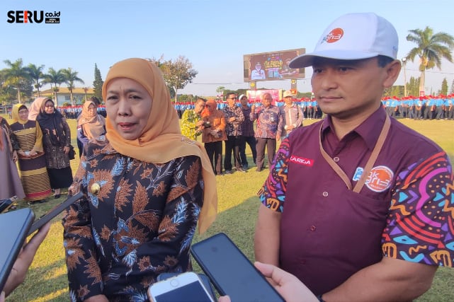Gubernur Jatim dan Kepala SMK PGRI 3 Kota Malang, menjawab pertanyaan awak media. (rhd)